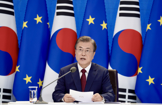 문재인 대통령이 30일 청와대에서 유럽연합(EU)의 샤를 미셸 정상회의 상임의장, 우르줄라 폰데어라이엔 집행위원장과 화상 정상회담을 하고 있다.   [연합뉴스]